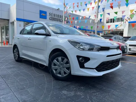 foto Kia Rio Sedán L Aut usado (2021) color Blanco precio $213,300