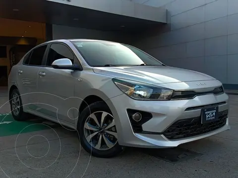 Kia Rio Sedan LX usado (2023) color plateado financiado en mensualidades(enganche $62,244 mensualidades desde $7,162)