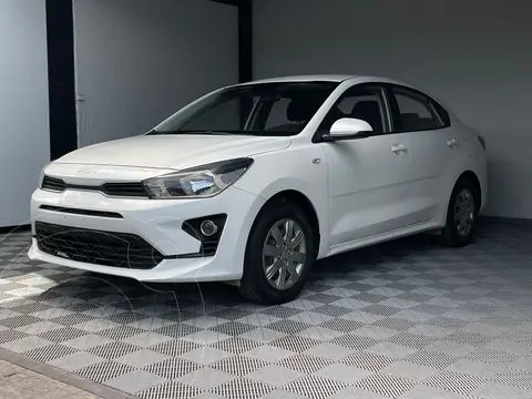 Kia Rio Sedan L  Aut usado (2022) color Blanco precio $235,000