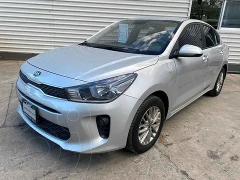 foto Kia Rio Sedán LX usado (2018) color Plata precio $296,500