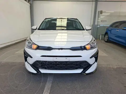 Kia Rio Sedan S Pack usado (2023) color Gris financiado en mensualidades(enganche $88,018 mensualidades desde $7,556)