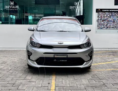 Kia Rio Sedan L usado (2021) color Plata financiado en mensualidades(enganche $64,975 mensualidades desde $6,051)