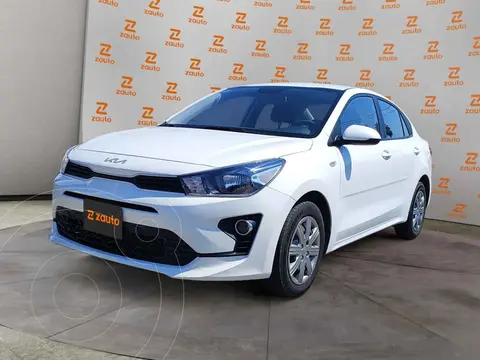 Kia Rio Sedan L  Aut usado (2023) color Blanco precio $230,900