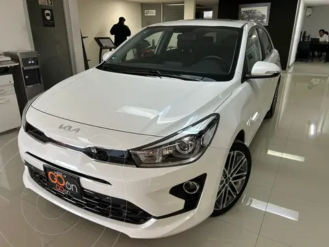 Kia Rio Sedan S Pack usado (2023) color Blanco financiado en mensualidades(enganche $89,925 mensualidades desde $6,877)