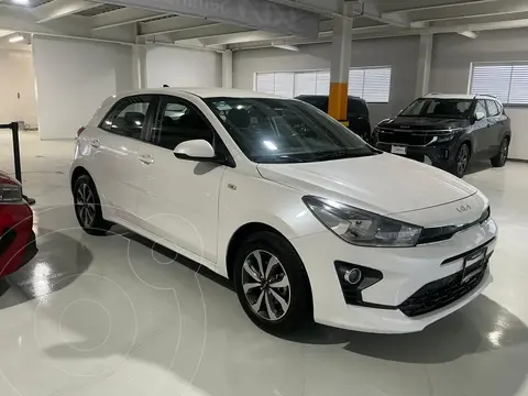 Kia Rio Sedan LX HB usado (2023) color Blanco Nieve Perla precio $280,000