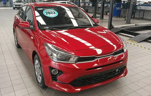 Kia Rio Sedan L  Aut usado (2023) color Rojo precio $219,900