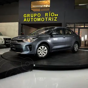 Kia Rio Sedan EX usado (2019) color Gris Oscuro precio $198,000