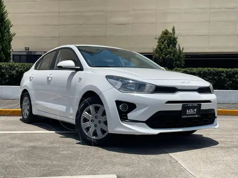 foto Kia Rio Sedán L  Aut usado (2022) color Blanco precio $259,800