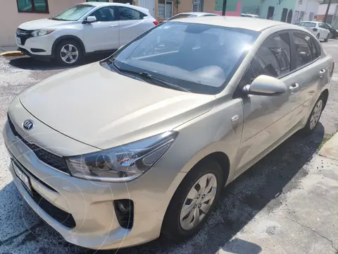 Kia Rio Sedan L Aut usado (2019) color Bronce precio $185,000