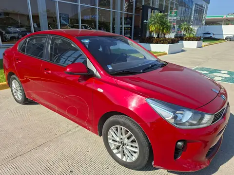 Kia Rio Sedan LX Aut usado (2020) color Rojo financiado en mensualidades(enganche $44,660 mensualidades desde $5,432)