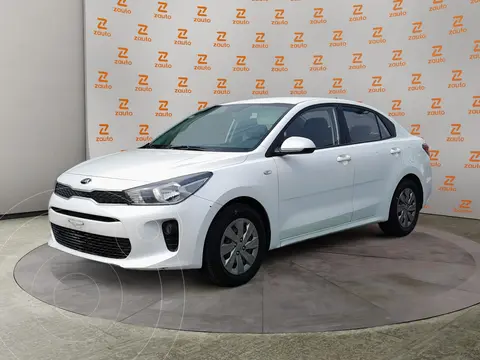 Kia Rio Sedan L Aut usado (2019) color Blanco financiado en mensualidades(enganche $48,400 mensualidades desde $5,459)