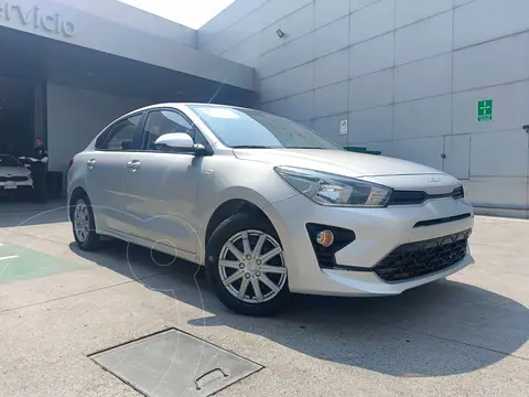 Kia Rio Sedan L usado (2022) color plateado precio $225,000