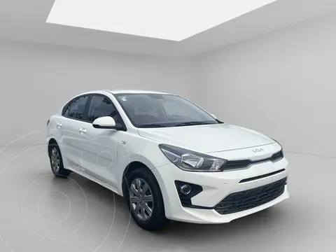 Kia Rio Sedan EX Aut usado (2023) color plateado financiado en mensualidades(enganche $62,700 mensualidades desde $7,626)
