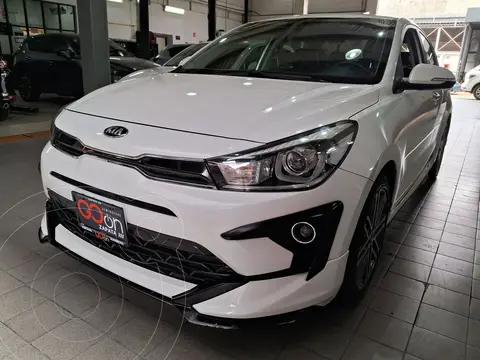 Kia Rio Sedan S Pack usado (2021) color Blanco financiado en mensualidades(enganche $70,578 mensualidades desde $5,397)