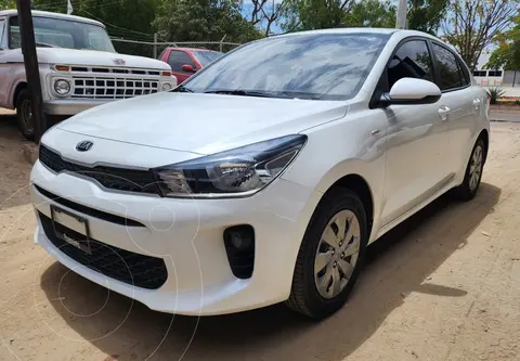 Kia Rio Sedan L Aut usado (2020) color Blanco precio $210,000