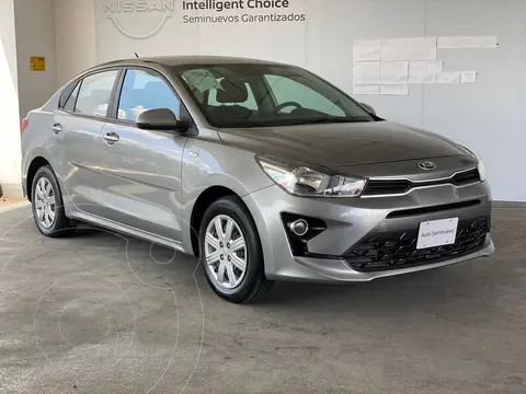 foto Kia Rio Sedán L Aut usado (2021) color Gris precio $213,300