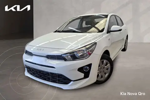 Kia Rio Sedan L  Aut usado (2022) color Blanco precio $250,000