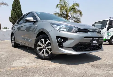 foto Kia Rio Sedán LX usado (2023) color Gris precio $329,800