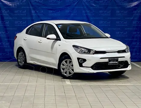 Kia Rio Sedan L  Aut usado (2023) color Blanco financiado en mensualidades(enganche $96,056 mensualidades desde $4,127)