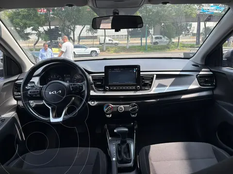 Kia Rio Sedan EX Aut usado (2023) color Gris financiado en mensualidades(enganche $93,090 mensualidades desde $6,202)