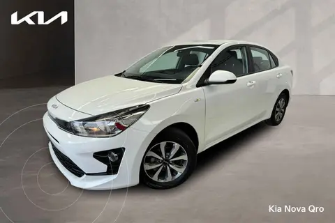 Kia Rio Sedan LX Aut usado (2023) color Blanco financiado en mensualidades(enganche $76,845 mensualidades desde $6,597)