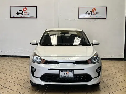 Kia Rio Sedan L usado (2023) color Blanco precio $246,400