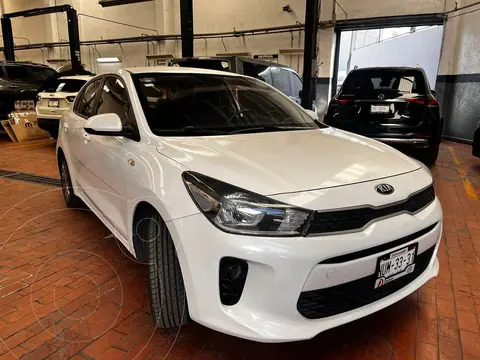 Kia Rio Sedan L Aut usado (2018) color Blanco precio $210,000