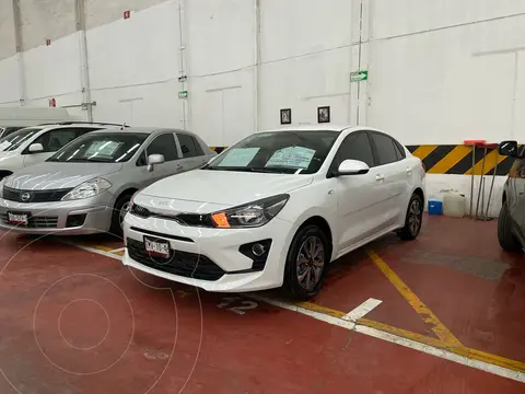 Kia Rio Sedan LX Aut usado (2023) color Blanco financiado en mensualidades(enganche $72,500 mensualidades desde $7,700)