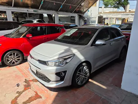 Kia Rio Sedan S Pack usado (2022) color plateado precio $286,799