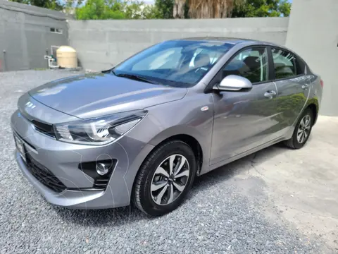 Kia Rio Sedan LX usado (2023) color Plata financiado en mensualidades(enganche $69,975 mensualidades desde $4,920)