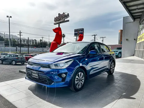 Kia Rio Sedan LX Aut usado (2023) color Azul Acero financiado en mensualidades(enganche $63,580 mensualidades desde $6,506)