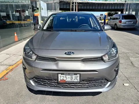 Kia Rio Sedan L Aut usado (2021) color Gris precio $249,000