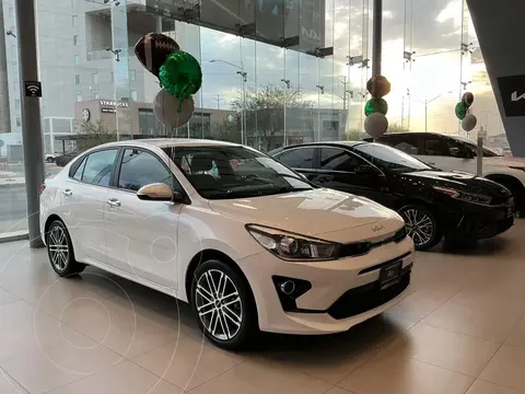 Kia Rio Sedan EX usado (2023) color Blanco Nieve Perla precio $295,000