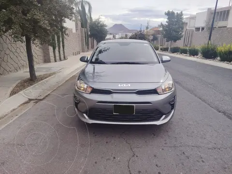 Kia Rio Sedan L  Aut usado (2022) color Gris precio $243,000