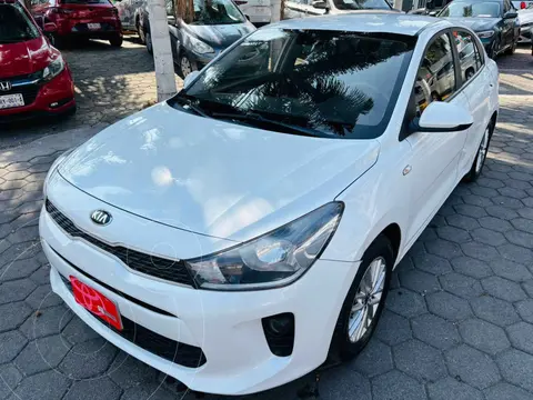 Kia Rio Sedan LX usado (2020) color Blanco financiado en mensualidades(enganche $56,169 mensualidades desde $4,989)