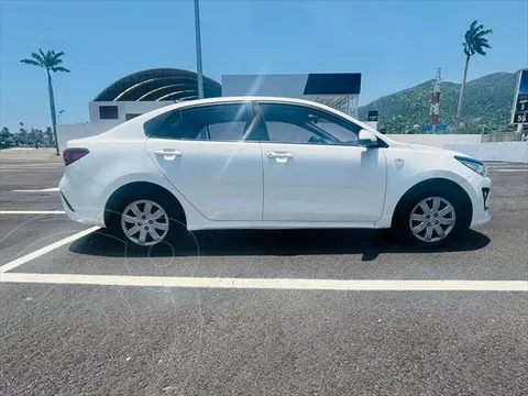 Kia Rio Sedan L usado (2022) color Blanco precio $230,000