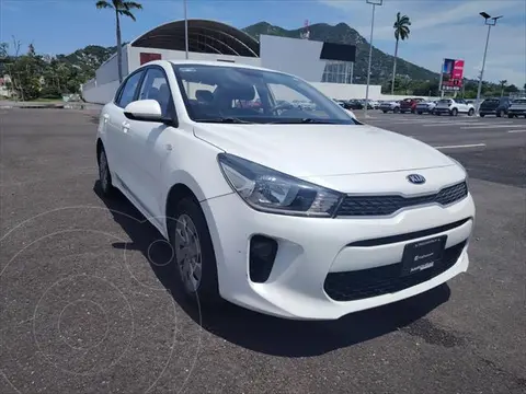 Kia Rio Sedan L Aut usado (2020) color Blanco precio $210,000