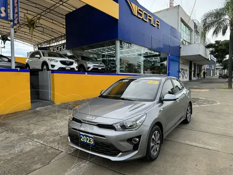 Kia Rio Sedan L  Aut usado (2023) color Gris Urbano financiado en mensualidades(enganche $80,033 mensualidades desde $5,705)