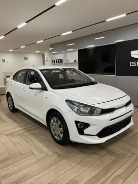 Kia Rio Sedan L Aut usado (2021) color Blanco precio $214,900