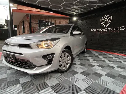 Kia Rio Sedan L  Aut usado (2023) color Plata precio $244,900