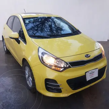 Kia Rio Sedan L Aut usado (2017) color Amarillo financiado en mensualidades(enganche $49,750 mensualidades desde $3,638)