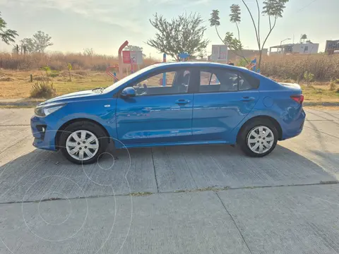 Kia Rio Sedan LX usado (2021) color Azul Electrico precio $221,000