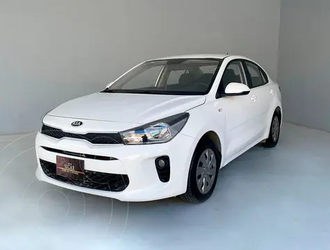 Kia Rio Sedan L Aut usado (2020) color Blanco precio $209,000