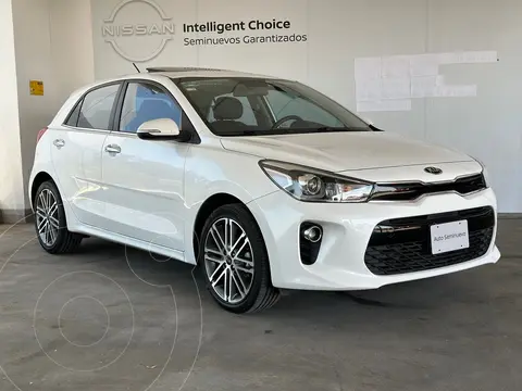 foto Kia Rio Sedán EX Pack Aut usado (2019) color Blanco precio $279,800