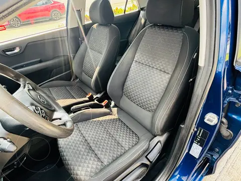Kia Rio Sedan LX Aut usado (2020) color Azul financiado en mensualidades(enganche $48,400 mensualidades desde $5,887)