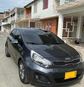 KIA Rio 1.4L Spice Full usado (2015) color Gris Oscuro precio $39.500.000