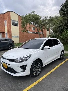 KIA Rio 1.4L  Zenith usado (2024) color Blanco precio $72.000.000