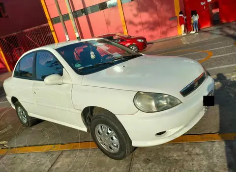 KIA Rio LX Aut usado (2000) color Blanco precio $13,000