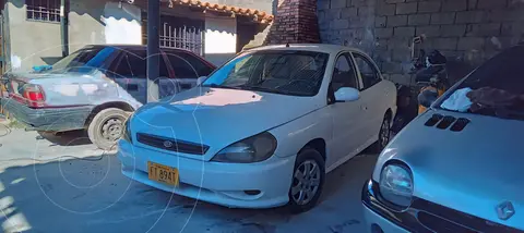 Kia Rio LS Sinc. 1.5 usado (2001) color Blanco precio u$s2.600