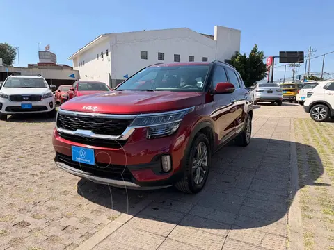 Kia Seltos SX usado (2023) color Vino Tinto precio $398,000